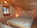 Chambre ardoisires du chalet le nid. Un lit double, et un lit simple.