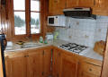 Cuisine du chalet le Nid. Toute quipe, plaque de cuisson, four, micro ondes, lave vaisselle, rfrigrateur, grille pain, cafetire, bouilloire.