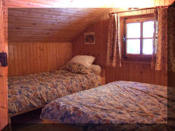 Morzine, Chalet le nid, la chambre c�t� ardoisi�res. Un grand lit, et un lit simple, armoire penderie.