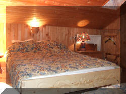 Morzine, Chalet le nid, la chambre c�t� ardoisi�res. Un grand lit, et un lit simple, vue sur la vall�e des ardoisi�res.