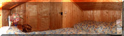 Photo panoramique, Morzine, Chalet le nid, la chambre c�t� ardoisi�res. Un grand lit, et un lit simple, armoire penderie.